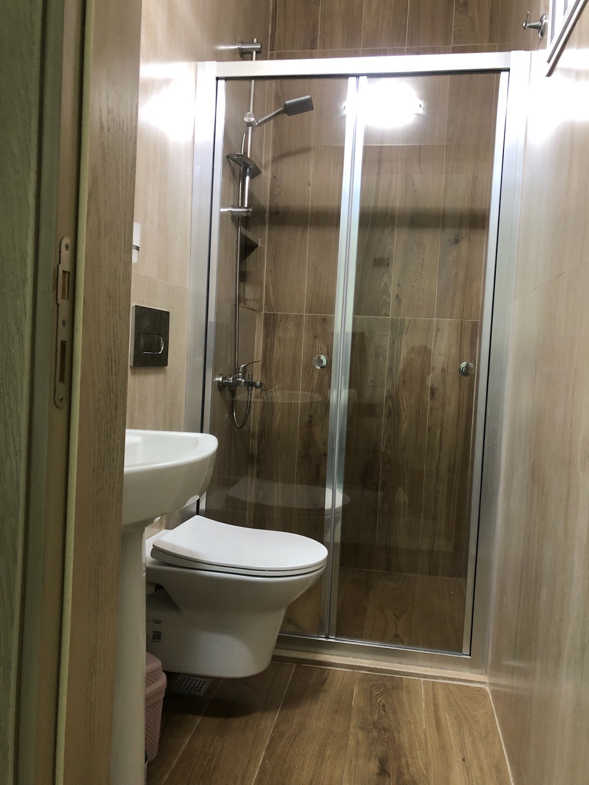 İkinci banyo — Duş kabini bulunan ayrı banyo